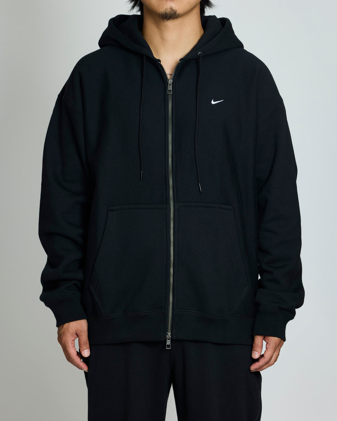 「こけし」ナイキ ソロ スウッシュ HW フルジップ L/S フーディ NIKE AS M NK SOLO SWSH HW FZ HOODIE BLACK/WHITE（ナイキ ソロ