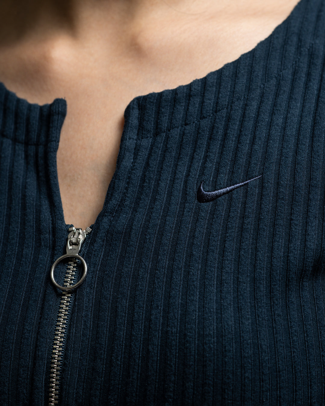 NIKE WMNS NSW CHLL KNT RIB CR FZ L/S TOP – A+S