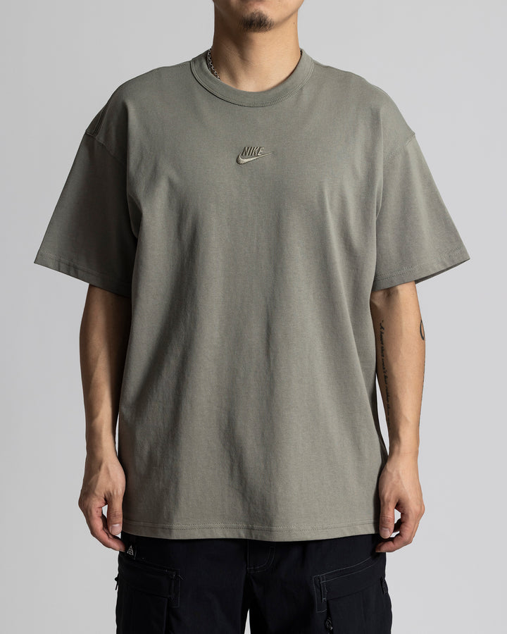 NIKE NSW PREM ESSENTIAL SUST S/S TEE – A+S