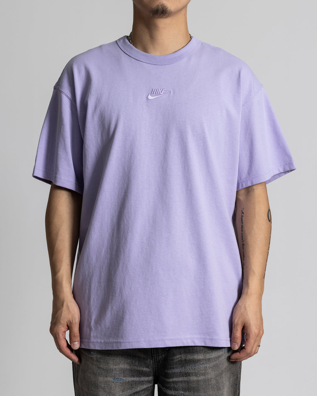 NIKE NSW PREM ESSENTIAL SUST S/S TEE – A+S